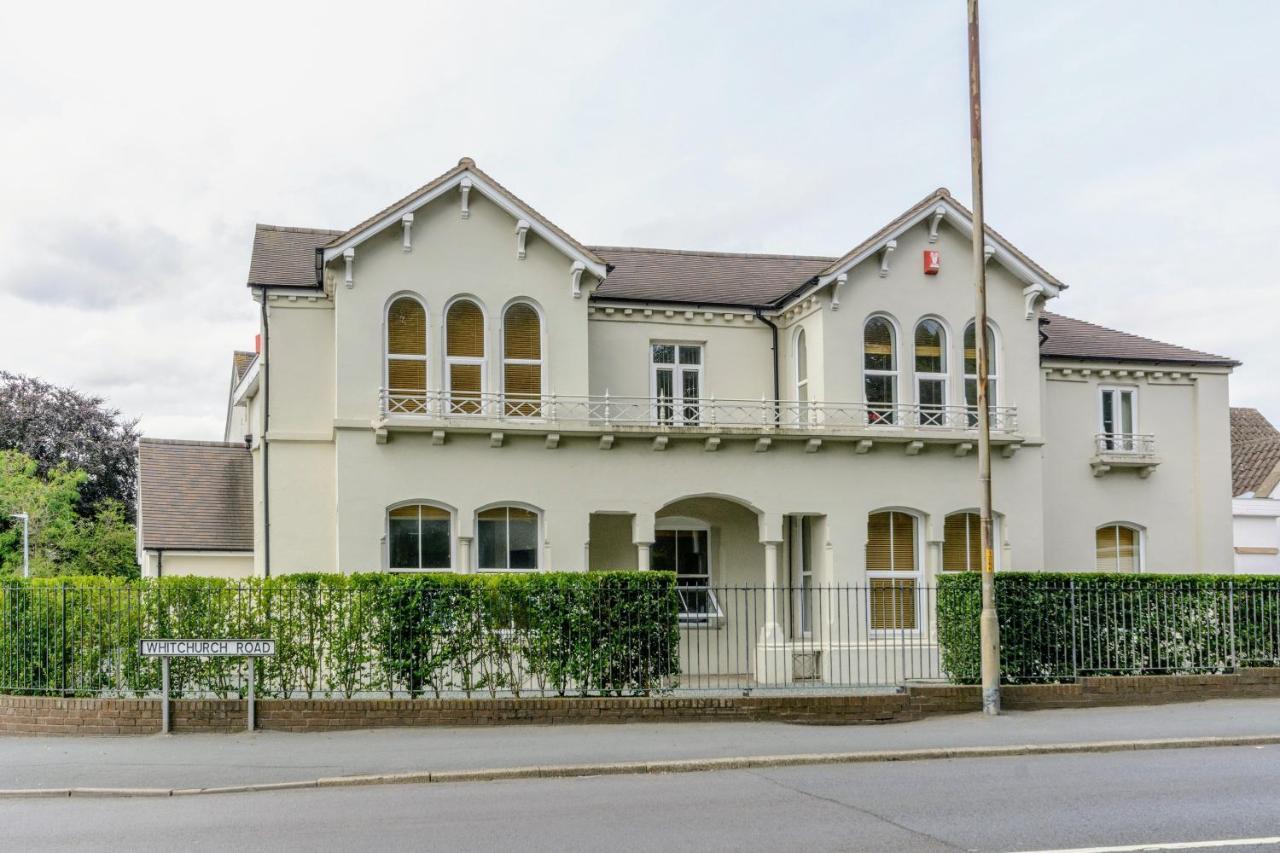Crescent House Apartments 텔퍼드 외부 사진
