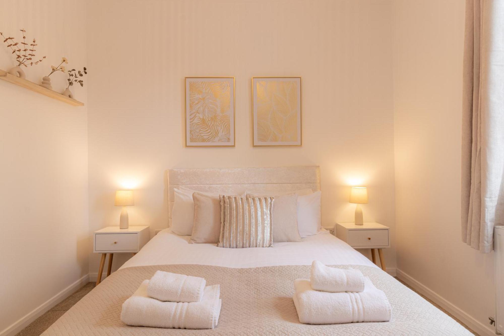 Crescent House Apartments 텔퍼드 객실 사진