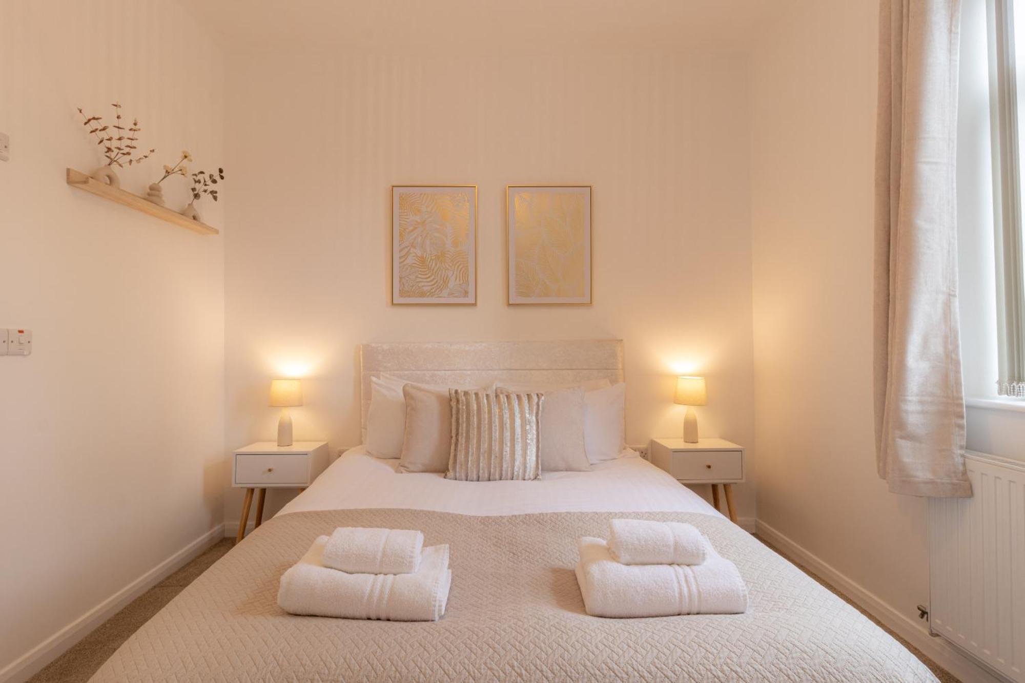 Crescent House Apartments 텔퍼드 객실 사진