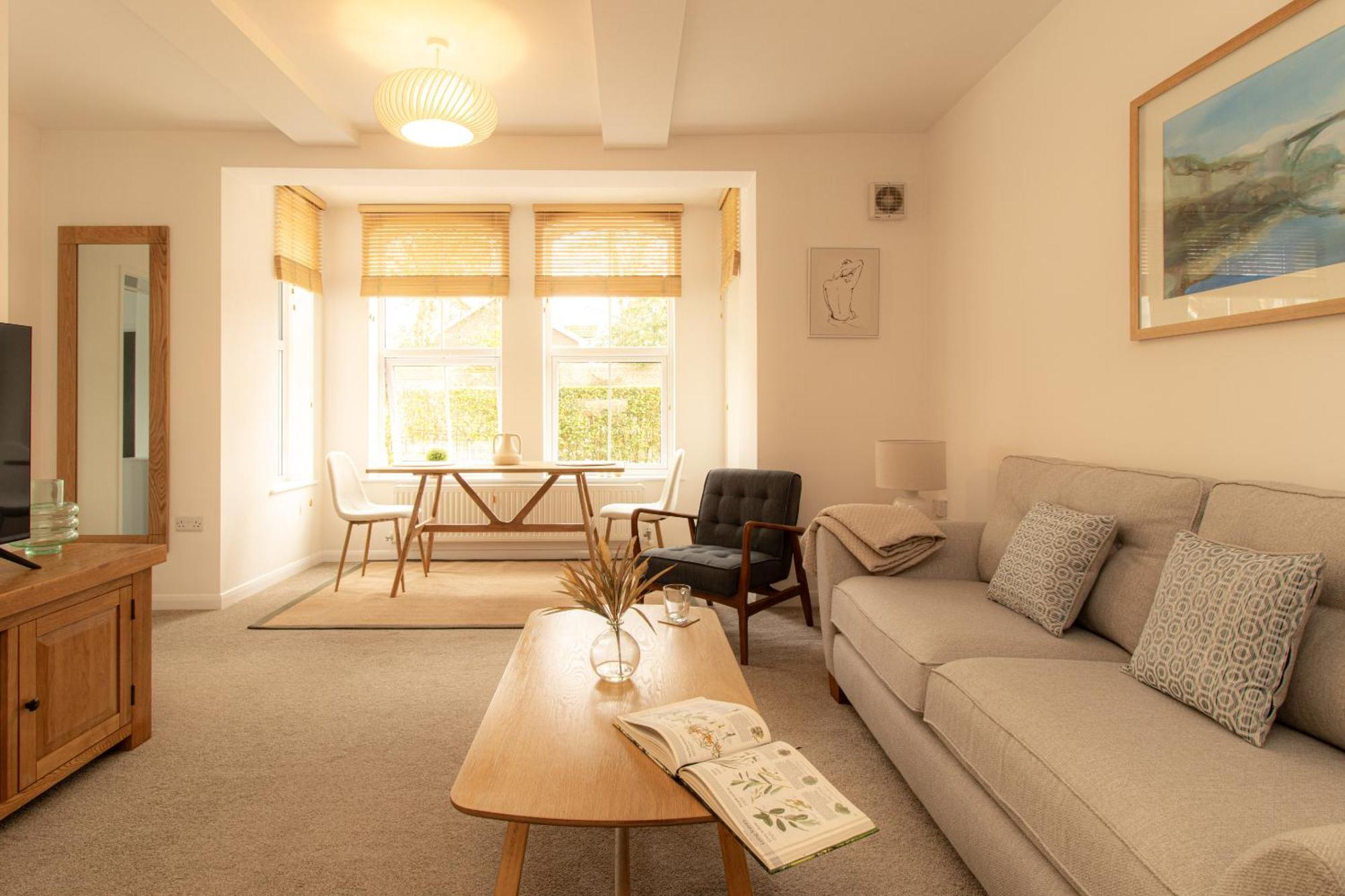Crescent House Apartments 텔퍼드 객실 사진