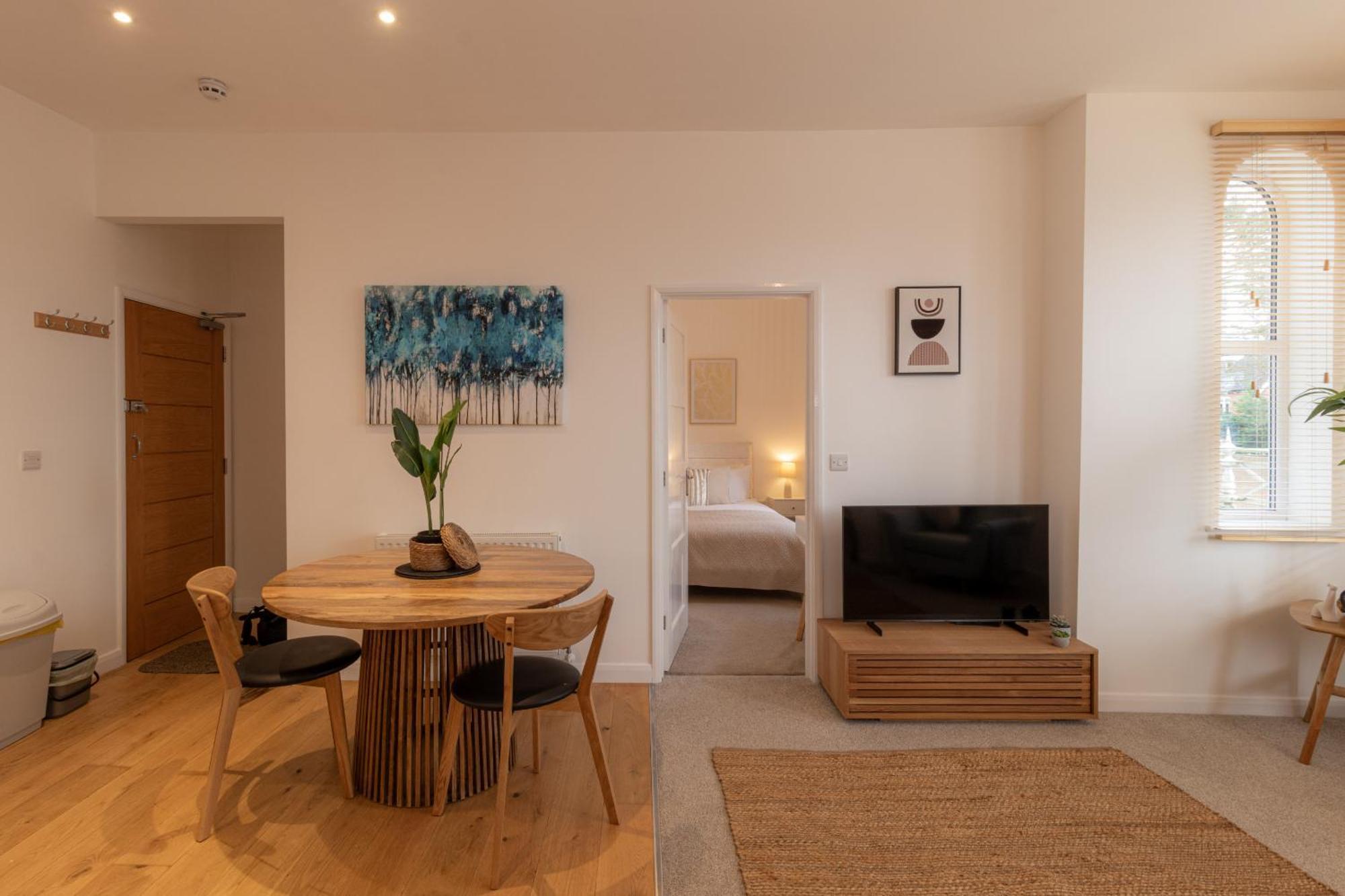 Crescent House Apartments 텔퍼드 객실 사진