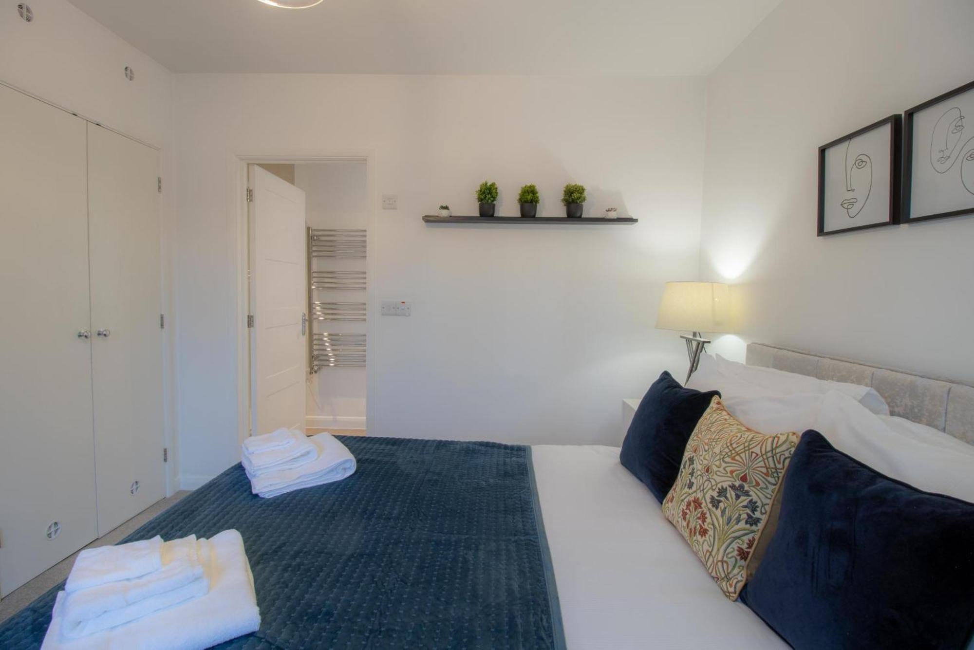 Crescent House Apartments 텔퍼드 객실 사진