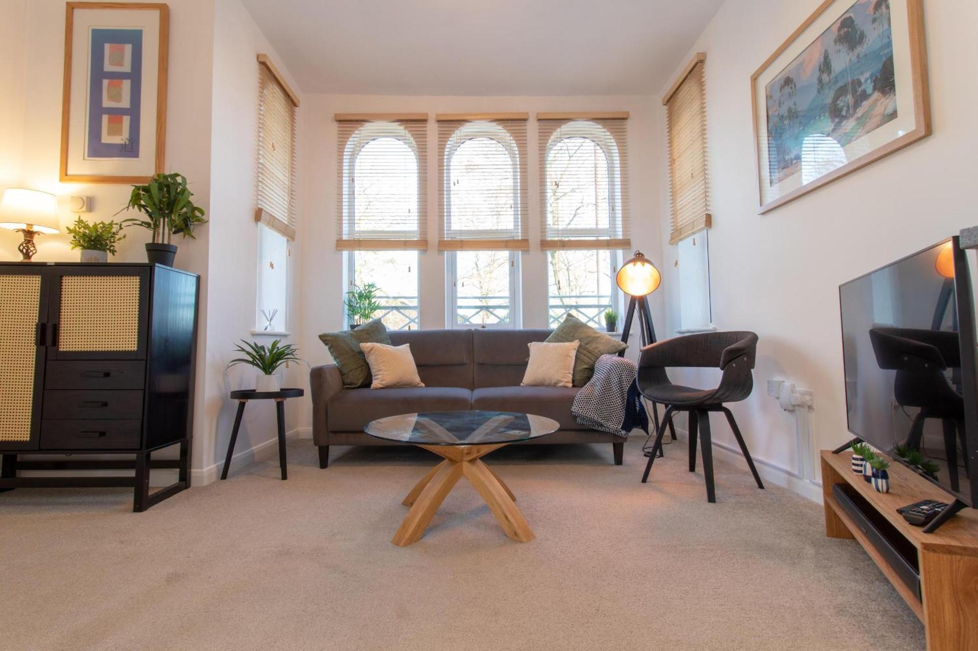Crescent House Apartments 텔퍼드 객실 사진