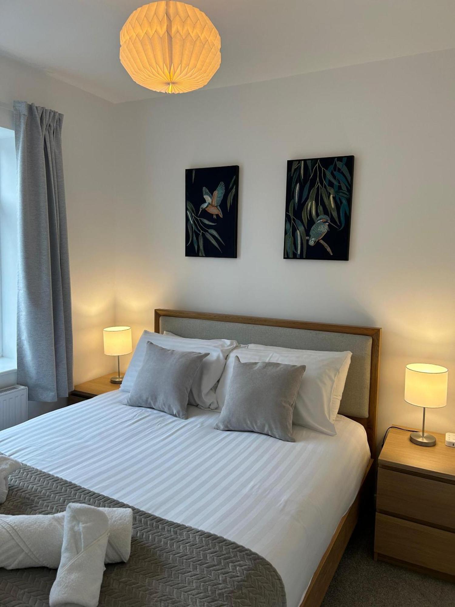 Crescent House Apartments 텔퍼드 객실 사진