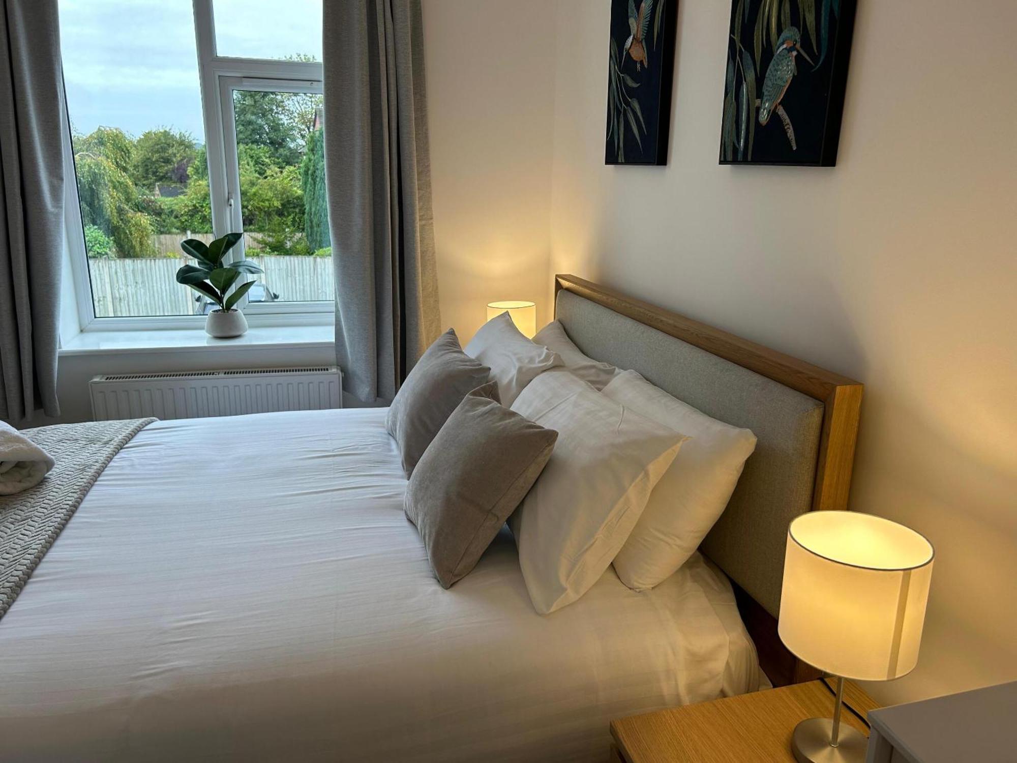 Crescent House Apartments 텔퍼드 객실 사진