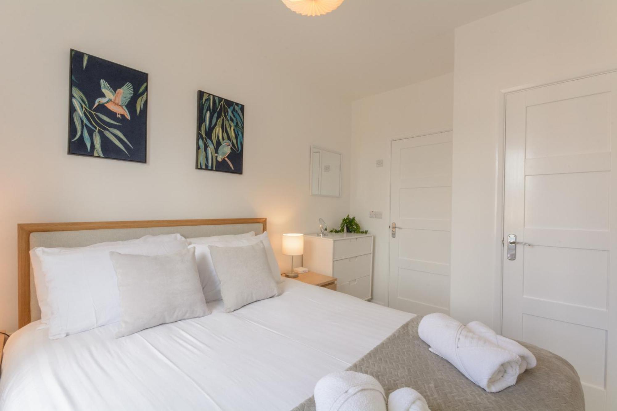 Crescent House Apartments 텔퍼드 객실 사진